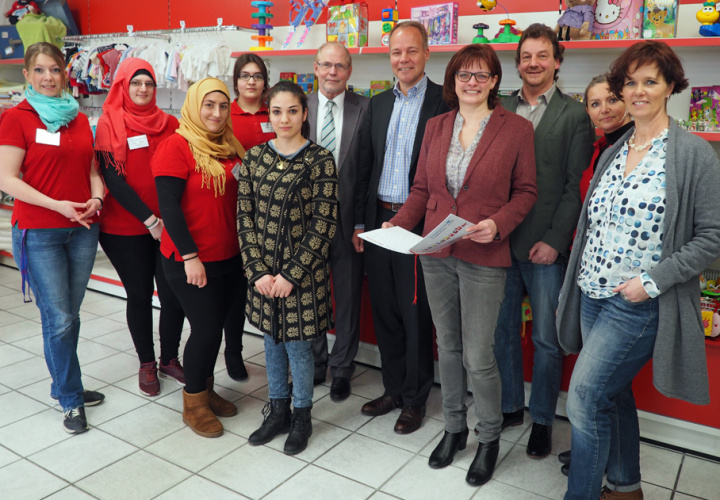 Einen Eindruck von der Arbeit der Jugendwerkstatt Roter Faden im Diakonielädchen kids erhielt jetzt der Bundestagsabgeordnete Dr. Matthias Miersch (5.v.r.).