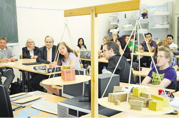 Mithilfe einer Schuldenwaage erarbeiten die Auszubildenden, welche Ausgaben sie mit ihren Einnahmen
finanzieren können. Vertreter der drei Stiftungen, die das Projekt sponsern, hören sich die Berichte der Berusschüler an. Bild: Wulf-Dettmar Mithilfe einer Schuldenwaage erarbeiten die Auszubildenden, welche Ausgaben sie mit ihren Einnahmen
finanzieren können. Vertreter der drei Stiftungen, die das Projekt sponsern, hören sich die Berichte der Berusschüler an. Bild: Wulf-Dettmar