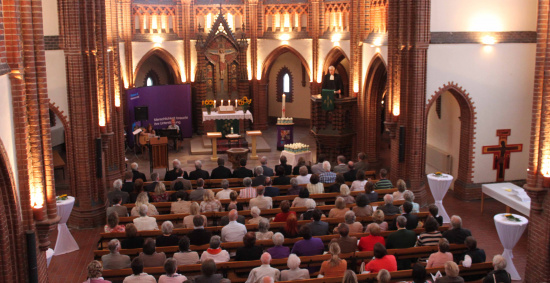 200 Diakonie-Interessierte beim Gottesdienst in Langenhagen werden nachdenklich bei der letzten Predigt von Diakoniepastor Rainer Müller-Brandes