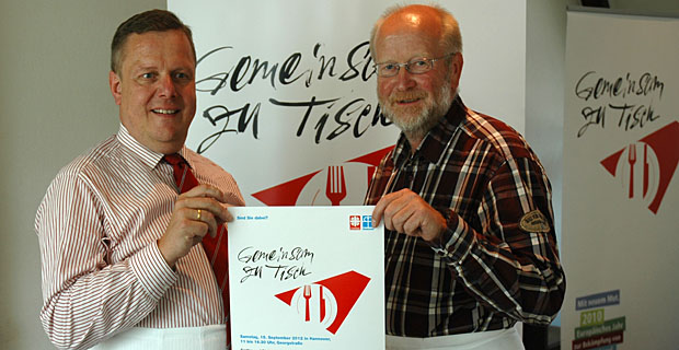 Diakonie-Direktor Dr. Christoph Künkel und Diözesan-Caritasdirektor Dr. Hans-Jürgen Marcus werben für die Solidaritätstafel am 15.9. in der hannoverschen Georgstraße.