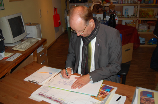 Bischof Ralf Meister im Umsonstladen in Laatzen