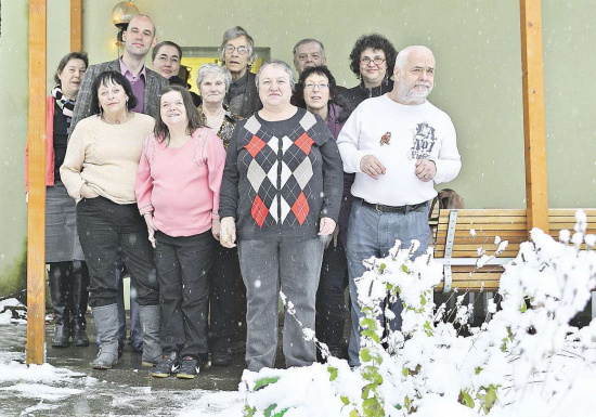 Die Besucher vom Treffpunkt am Park (großes Bild) feiern den 30. Jahrestag ihrer Einrichtung. Der ehemalige
Kirchenkreissozialarbeiter Wolfgang Steinbrück (kleines Bild) hat den Treffpunkt am Park vor 30 Jahren ins
Leben gerufen.