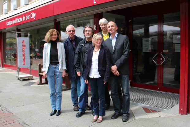 Stehen für flächendeckende und qualitativ hochwertige Suchtberatung in der Region Hannover (von links): Ulrike Haberer von STEP, Sozial- und Jugenddezernent Erwin Jordan von der Region Hannover,Psychiatriekoordinator Lothar Schlieckau von der Region Hanno