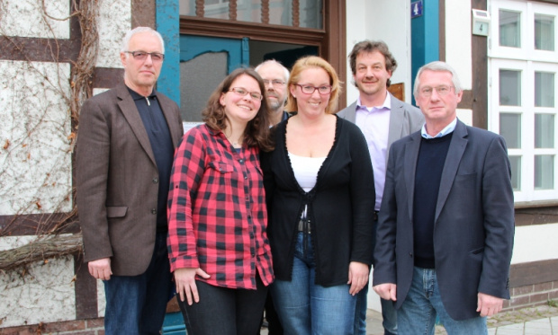 Stellten in der Tageswohnung am Burgdorfer Mühlenweg das Modellprojekt "Stadt ohne
Obdach" vor (von links): Sozialdezernent Erwin Jordan von der Region Hannover, Grit
Schiller, Holger Hornbostel und Imke Fronia von der Tageswohnung Burgdorf des
Diakoni