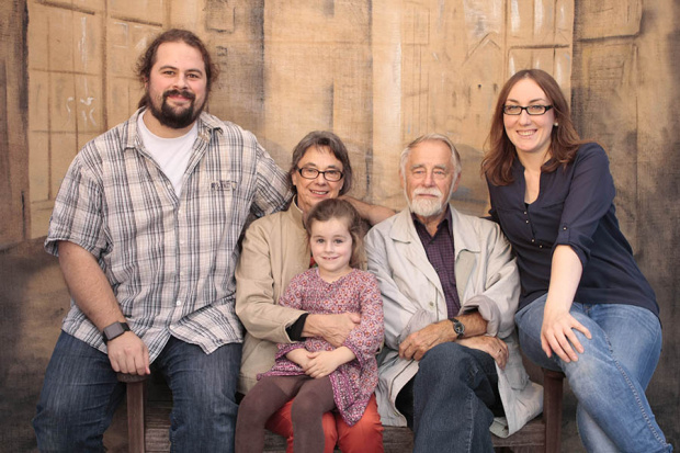 Auch Anne-Marei Stamme (rechts) vom Diakonieverband Hannover Land und ihre Familie ließen sich von Klaus-Peter Klotz auf dem Stadtfest portraitieren. Auch Anne-Marei Stamme (rechts) vom Diakonieverband Hannover Land und ihre Familie ließen sich von Klaus-Peter Klotz auf dem Stadtfest portraitieren.