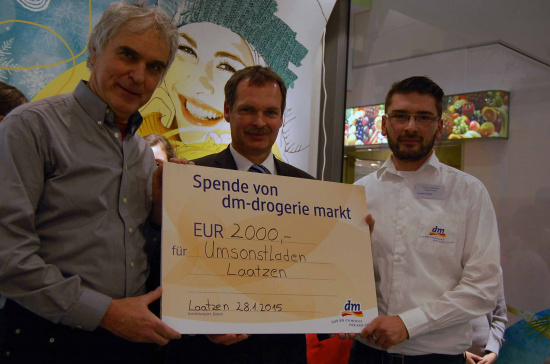 Wette gewonnen (von rechts): dm-Filialleiter Sascha Konopka übergibt den Scheck an Michael Sziedat vom Rotary Club Calenberg-Pattensen und Peter Klinger vom Umsonstladen. Bild: Schwier