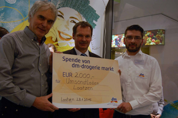 Wette gewonnen (von rechts): dm-Filialleiter Sascha Konopka übergibt den Scheck an Michael Sziedat vom Rotary Club Calenberg-Pattensen und Peter Klinger vom Umsonstladen. Bild: Schwier Wette gewonnen (von rechts): dm-Filialleiter Sascha Konopka übergibt den Scheck an Michael Sziedat vom Rotary Club Calenberg-Pattensen und Peter Klinger vom Umsonstladen. Bild: Schwier