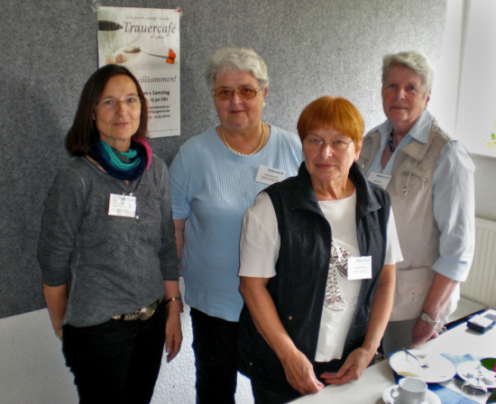 Mitarbeiterinnen des Trauercafés Lehrte (von links): Kirsten Jagau-Brinkmann, Gisela Hauschild, Brunhilde Monecke, Helga Götze. Bild: Ambulanter Hospizdienst