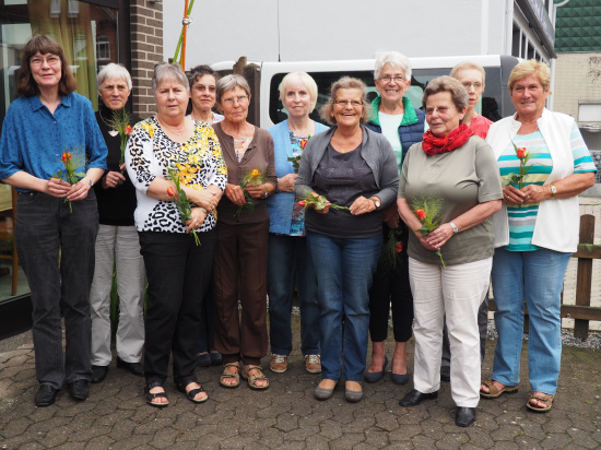 Kirchenkreissozialarbeiterin Andrea Schink (links) dankt dem ehrenamtlichen Laden-Team.