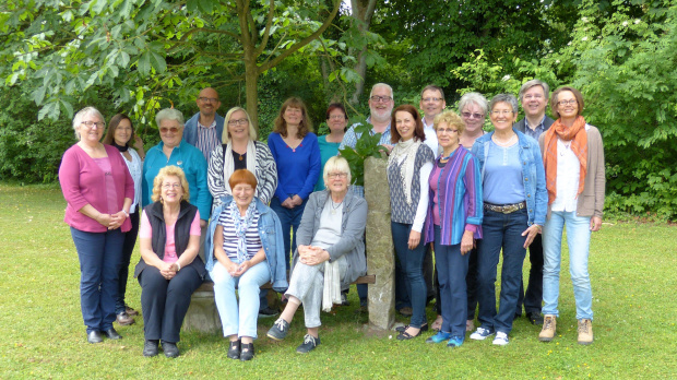 Mitarbeiterinnen und Mitarbeiter des ambulanten Hospizdienstes für Burgdorf, Lehrte, Sehnde & Uetze beim Seminar im Tagungshaus in Springe von links nach rechts. Stehend: Sigrid Bruncke (Burgdorf), Kirsten Jagau-Brinkmann (Burgdorf), Gisela Hauschild (Burgdorf), Karl Wenning (Burgdorf), Anke Ahlswede (Sehnde), Kerstin Armbrust (Burgdorf), Karla Scholz (Lehrte), Wolfgang Lütge (Uetze), Manuela Fenske-Mouanga (Burgdorf), Jens Schumacher (Uetze), Luzie Dominik (Lehrte), Edda Hoffmann (Lehrte), Karin Judel (Uetze), Manfred Schmidt-Kirchner (Sehnde), Gabriela Reichardt (Lehrte), sitzend: Brigitte Reddersen (Uetze), Brunhilde Monecke (Burgdorf), Brigitte Brauer (Burgdorf). Auf dem Foto fehlen: Ruth Agnes Rehrmann (Lehrte) und Werner Feuge (Isernhagen). Bild: Privat