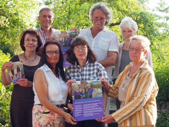 Ulrike Lemke, Dietmar Stahlberg, Marion Klies, Andrea Schink, Friedhelm Feldkamp, Sigrid Haynitzsch und Christa von der Decken-Eckardt (von links) aus dem Diakonieausschuss des Kirchenkreises werben für die Veranstaltungen in der Woche der Diakonie. Bild und Text: Sabine Freitag, Kirchenkreis Ronnenberg