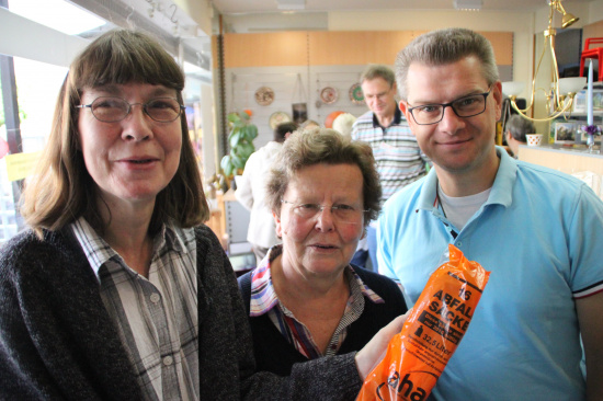 Kirchenkreissozialarbeiterin Andrea Schink, Ehrenamtliche Irmgard Werres und kath. Diakon Dirk kroll freuen sich über die vielen Gäste.