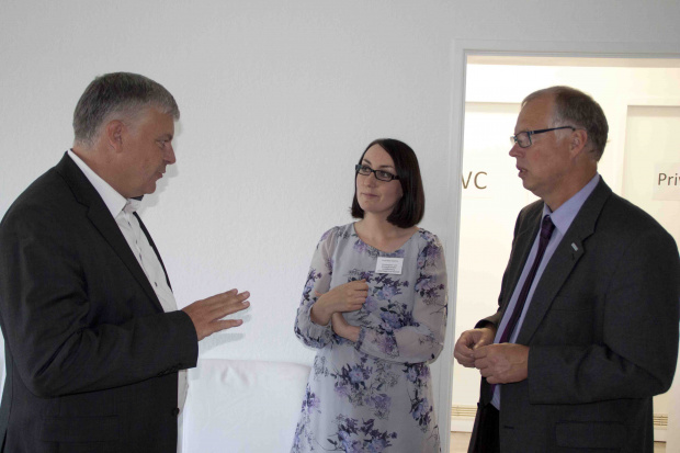 Mirko Heuer (links) im Gespräch mit Anne-Marei Stamme und Harald Gerke. Bild: André Lang Mirko Heuer (links) im Gespräch mit Anne-Marei Stamme und Harald Gerke. Bild: André Lang