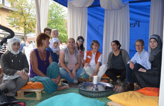 Kleines Fest der Kulturen beim Stadtfest Burgwedel mit Unterstützung einer syrischen Familie sowie einer türkischen Gastronomin und ihrem Mann