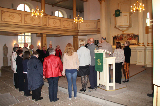 Die Mitarbeitenden des Hospizdienstes werden für ihre Arbeit im Gottesdienst gesegnet.