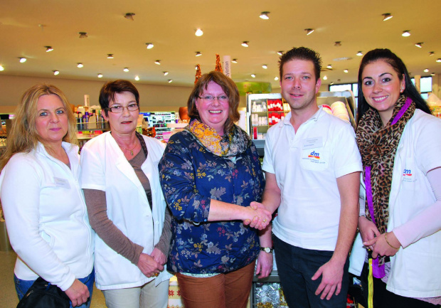dm-Filialverantwortlicher Dennis Kokoska mit Janet Breier (Mi.) und seinen Mitarbeiterinnen (v. re.) Danijela Loncar, Christel Beyer und Marion Witajewski. Foto: Gade-Schniete dm-Filialverantwortlicher Dennis Kokoska mit Janet Breier (Mi.) und seinen Mitarbeiterinnen (v. re.) Danijela Loncar, Christel Beyer und Marion Witajewski. Foto: Gade-Schniete