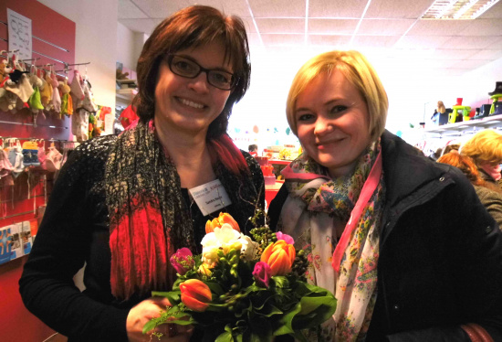 Tatjana Grefenstein (rechts), die Leiterin der Kindertagesstätte 'An der Halde', gratuliert Sandra Heuer, Leiterin des DiakonieLädchen kids zum dritten Geburtstag. Bild: Roter Faden