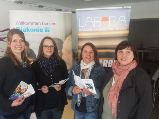 Von Links: Maren Huschka, Janna Kunz (beide Diakonie Hannover-Land), Ulrike Schilling und Tara de Lorenzo (beide Labora) - zu viert sind sie für geflüchtete Menschen im Kirchenkreis Ronnenberg tätig und helfen bei der beruflichen Integration. Bild: André Lang