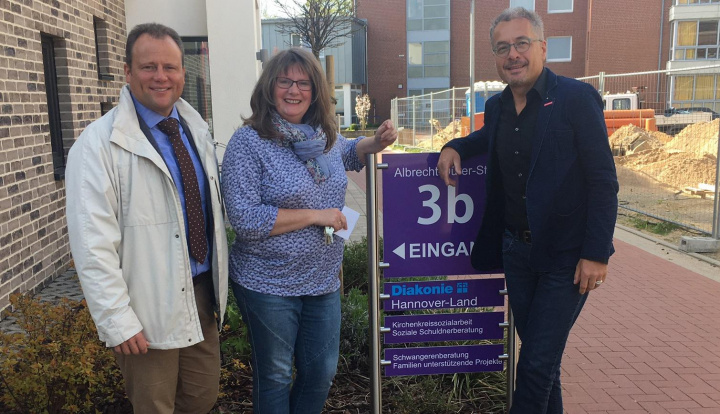 Lions Club Steinhuder Meer übergibt Spendenscheck für Familienarbeit der Diakonie Lions Club Steinhuder Meer übergibt Spendenscheck für Familienarbeit der Diakonie