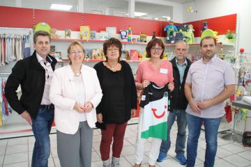 Seit vier Jahren gibt es das DiakonieLädchen kids und zum 4. Mal wird hier das Herbstfest gefeiert, hier mit den Gästen (v. li.): Gunnar Eicke, Stephanie Harms, Bürgermeisterin der Stadt Ronnenberg, Ratsfrau Marion Menzel, Sandra Heuer, Diakonie Ronnenberg, Ratsherr Uwe Buntrock und Viktor Engelbrecht, Inhaber von Edeka Engelbrecht.