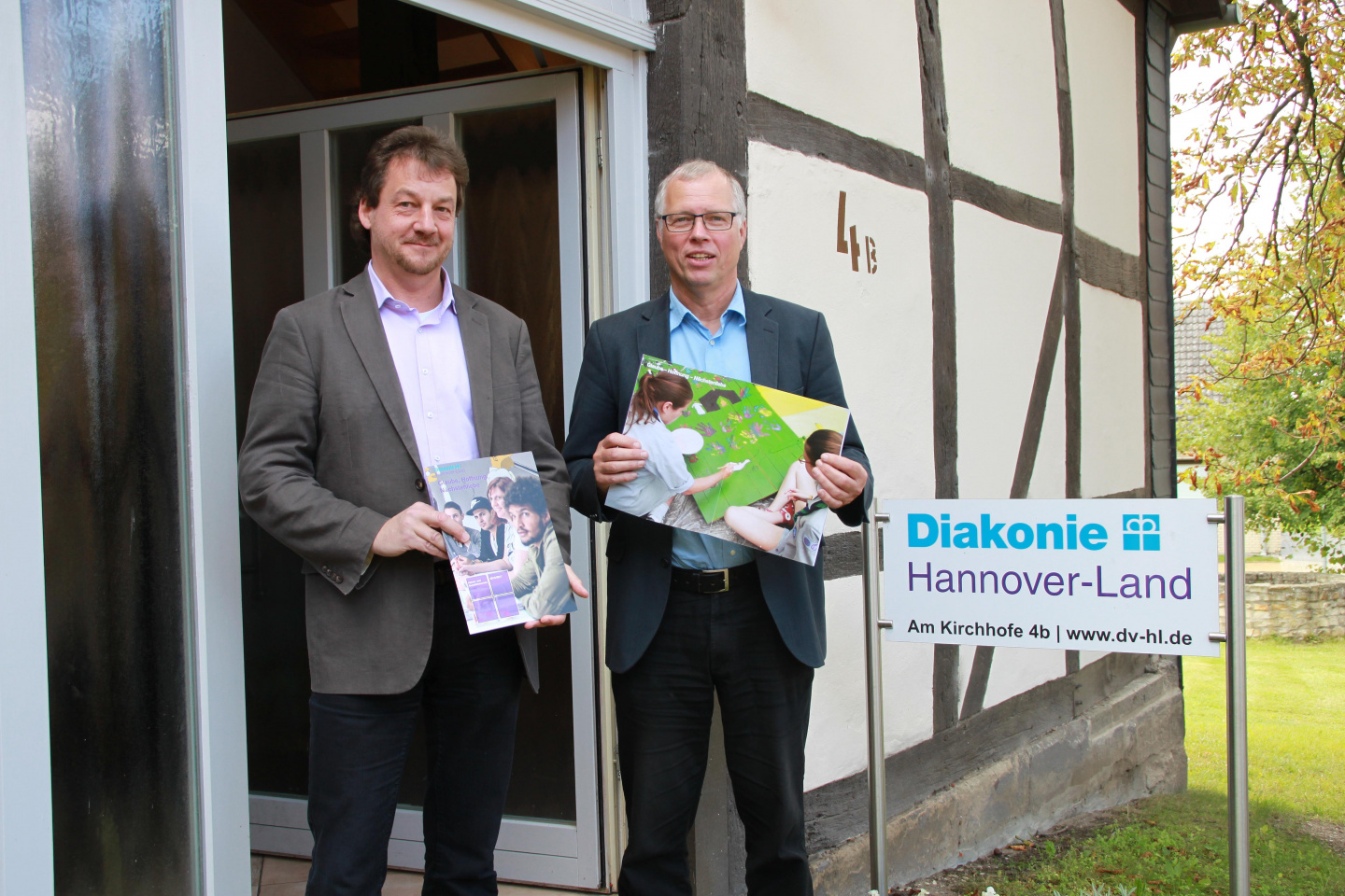 Geschäftsführer Jörg Engmann und Diakoniepastor Harald Gerke (v. li.) präsentieren den Jahresbericht 2016/2017.