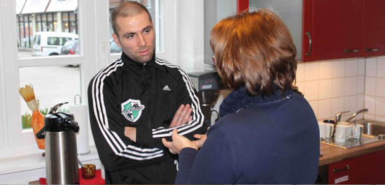 RECKEN-Spieler Torge Johannsen beim Informationsbesuch in der Tageswohnung
