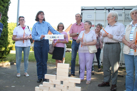 Nicht kleckern sondern klotzen: 100 Euro je Holzklotz spendet das DiakonieLädchen mit Andrea Schink für den hölzernen Neubau der Kita in der Deisterstrasse.