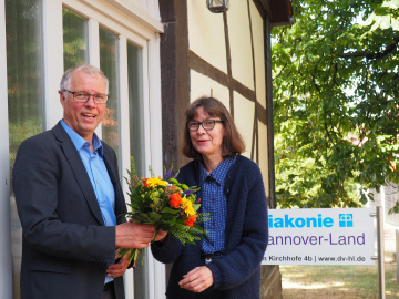 Diakoniepastor Harald Gerke gratuliert Kirchenkreissozialarbeiterin Andrea Schink zum Dienstjubiläum