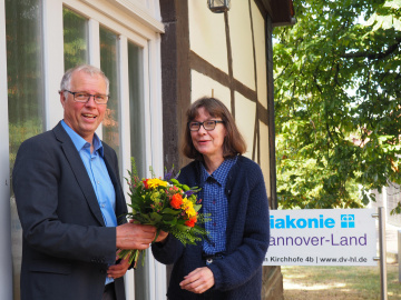 Diakoniepastor Harald Gerke gratuliert Kirchenkreissozialarbeiterin Andrea Schink zum Dienstjubiläum Diakoniepastor Harald Gerke gratuliert Kirchenkreissozialarbeiterin Andrea Schink zum Dienstjubiläum
