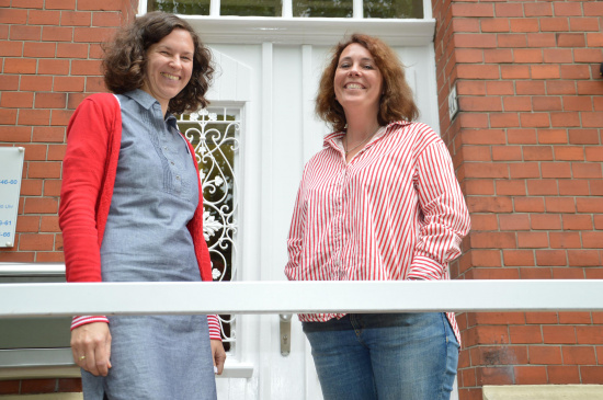 Schuldnerberaterinnen der Diakonie: Wiebke Peltzer und Sabine Taufmann (v. li.). Foto: HAZ, Katharina Kutsche