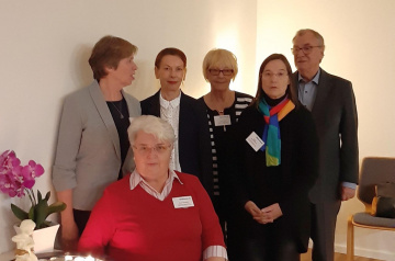 10 JahreTrauercafe:  Mitarbeiterinnen des Trauercafe´s, sitzend: Gisela Hauschild, stehend (von links nach rechts): Anette Setzepfand (stellvertretende Koordinatorin), Manuela Fenske-Mouanga (leitende Koordinatorin), Ingrid Voges, Kirsten Jagau-Brinkmann und Vorstand der Hospizstiftung im Kirchenkreis Burgdorf: Dr. med. Klaus Kiene