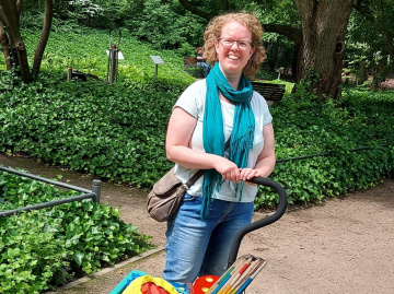 Jessica Kind mit dem Senioren-Sport-Mobil von win e.V. im Stadtpark Langenhagen