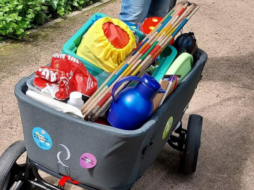 Ehrenamtliche des Projektes "Helfende Hände"erproben das bunt gefüllte Senioren-Sport-Mobil aus dem Quartierstreff Wiesenau
