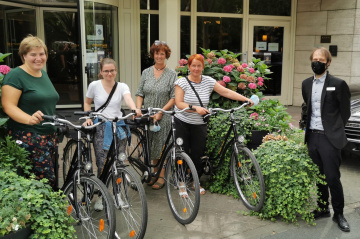 Mitarbeiterinnen der Jugendwerkstatt Roter Faden holen gespendete Fahrräder ab: v.l.n.r.: Anika Rudolph; Mareike Neumann, Anke Struck, Petra Staade (Leitung) und Nils Liebau (Courtyard Hotel)