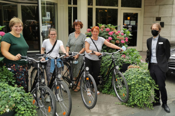 Mitarbeiterinnen der Jugendwerkstatt Roter Faden holen gespendete Fahrräder ab: v.l.n.r.: Anika Rudolph; Mareike Neumann, Anke Struck, Petra Staade (Leitung) und Nils Liebau (Courtyard Hotel) Mitarbeiterinnen der Jugendwerkstatt Roter Faden holen gespendete Fahrräder ab: v.l.n.r.: Anika Rudolph; Mareike Neumann, Anke Struck, Petra Staade (Leitung) und Nils Liebau (Courtyard Hotel)