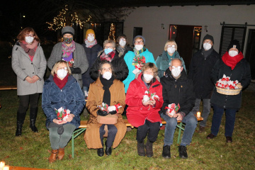 Die Trägerorganisationen bedankten sich mit einer Kerze und einem "Imbiss to go" bei den Ehrenamtlichen für ihr Engagement. Foto: I. Rodriguez Die Trägerorganisationen bedankten sich mit einer Kerze und einem "Imbiss to go" bei den Ehrenamtlichen für ihr Engagement. Foto: I. Rodriguez
