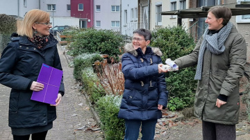 Bin da! -Mitarbeiterinnen Kerstin Klein (l.) und Nicole Scheumann mit einer Ehrenamtlichen in der Mitte Bin da! -Mitarbeiterinnen Kerstin Klein (l.) und Nicole Scheumann mit einer Ehrenamtlichen in der Mitte