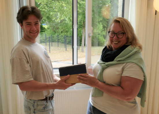 Tim Pütz übergebt stellvertretend die Spende an die Diakonie ©Daniela Rosendahl/BBS Burgdorf
