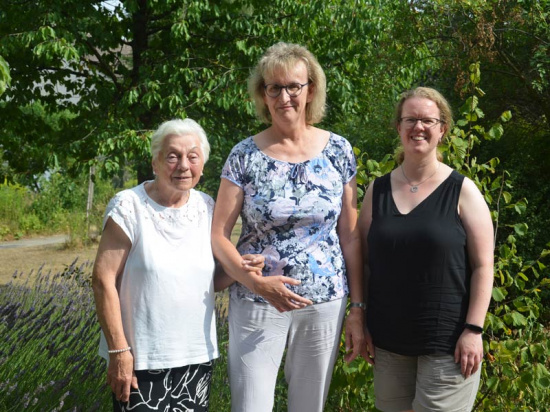 Elisabeth Drewitz (von links) und Anke Gebhardt haben sehr schnell einen Draht zueinander gefunden – zur Freude von Kirchenkreissozialarbeiterin Jessica Kind. Fotos: Andrea Hesse