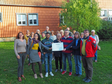 Vertreter und Vertreterinnen des DiakonieLädchens überreichen einen symbolischen Scheck über 500 Euro an Gaby Koch (vordere Reihe, 2. von links) und Pervish Hilmy (vordere Reihe, 3. von links) vom Verein für Schüler- und Familienhilfe
Bild: Freitag