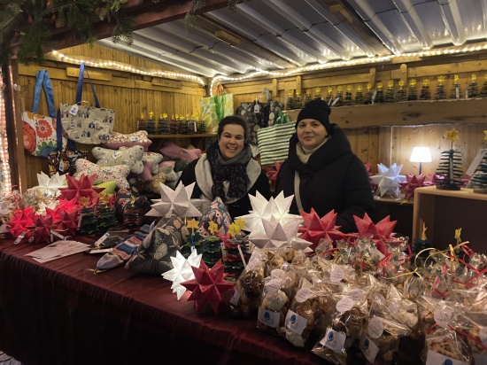 Sarah Liebenthal-Rochner und Larysa Levanok haben Freude am Spendenverkauf der liebevoll gestalteten Dinge.