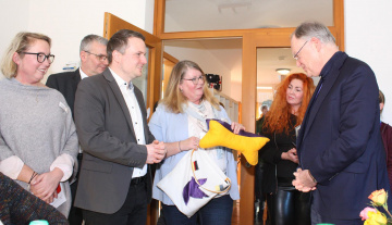 Ministerpräsident Stephan Weil (rechts) erhielt zum Abschluss ein blau-gelbes Neustädter Geschenk-Paket von Janet Breier (Mitte) und Bürgermeister Dominic Herbst (3. von links). Ministerpräsident Stephan Weil (rechts) erhielt zum Abschluss ein blau-gelbes Neustädter Geschenk-Paket von Janet Breier (Mitte) und Bürgermeister Dominic Herbst (3. von links).