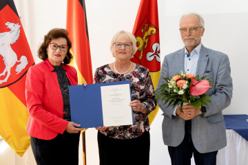 Bild: Region Hannover; 
Stellvertretende Regionspräsidentin Michaela Michalowitz (v.l.) überreicht Ulrike Mischerikow gemeinsam mit dem stellvertretenden Bürgermeister von Ronnenberg Uwe Buntrock die Auszeichnung