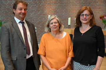 Die Geschäftsführenden des Diakonieverbands Hannover-Land, Jörg Engmann (links) und Sandra Heuer (rechts), verabschieden Monika Brandt-Zwirner in den Ruhestand (Foto: Schwier)