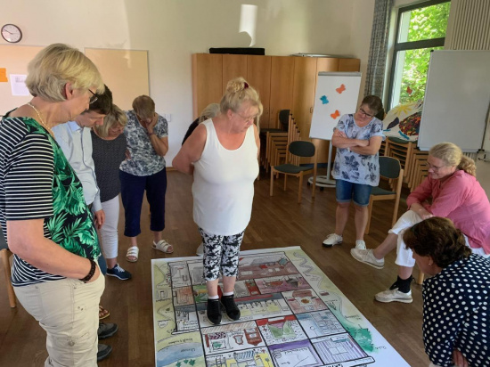Ehrenamtliche des Kleiderladens proben den Umgang mit herausfordernden Kunden