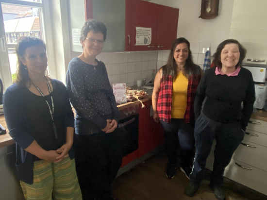Janna Uttermann, Grit Schiller, Leyla Tunc und Besucherin Moni freuen sich auf das Frühstück