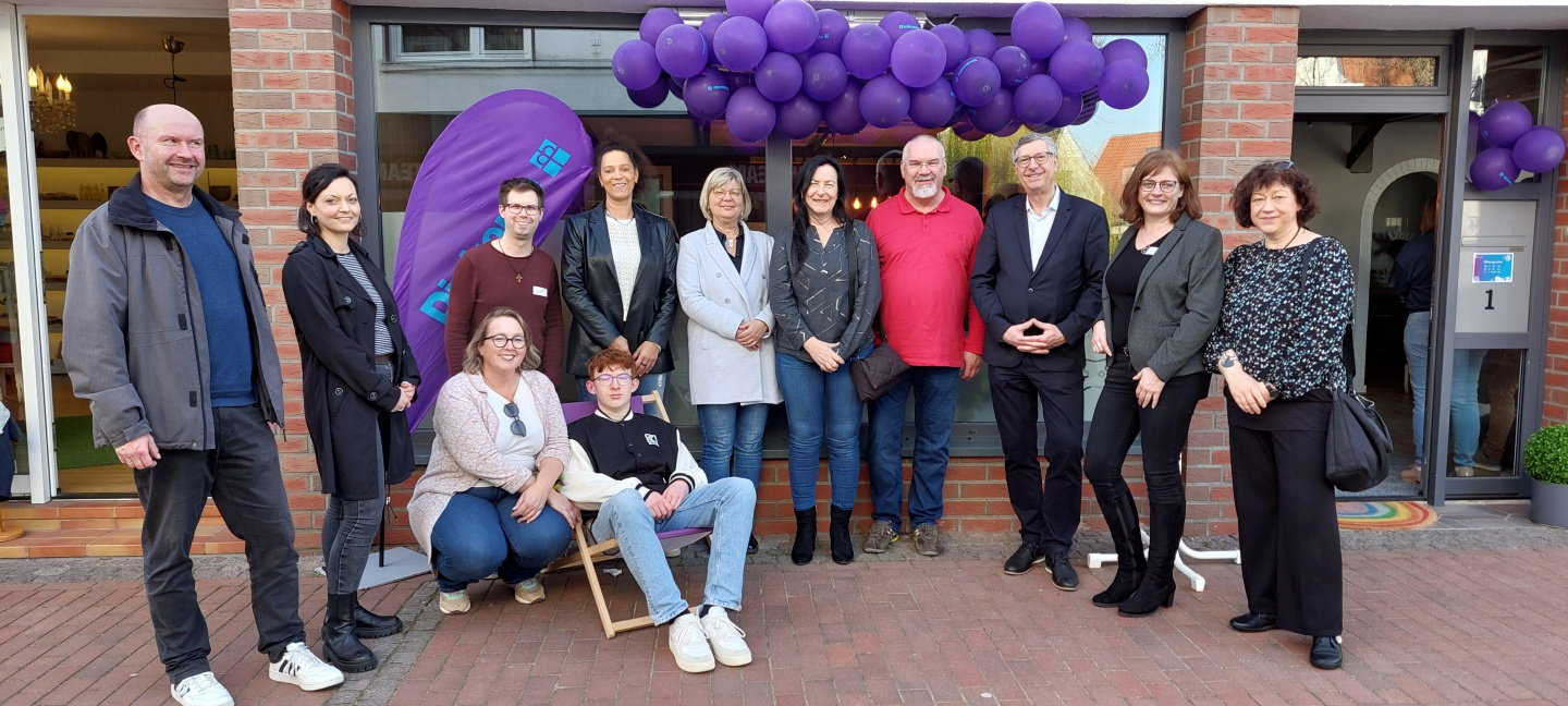 Förderer und Netzwerkpartner weihen gemeinsam mit dem Team des Jugendcafés den neuen Standort ein. (c) DVHL/Annika Jansen Förderer und Netzwerkpartner weihen gemeinsam mit dem Team des Jugendcafés den neuen Standort ein. (c) DVHL/Annika Jansen
