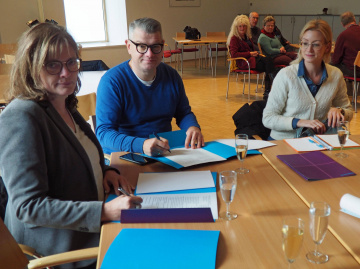 Sandra Heuer (links), Dirk Kroll und Kerstin Klein unterzeichnen die neue Kooperationsvereinbarung.