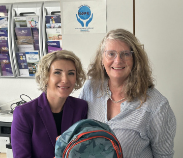 Olena Gorodyska und Janet Breier werben um Spenden für Schulkinder Olena Gorodyska und Janet Breier werben um Spenden für Schulkinder