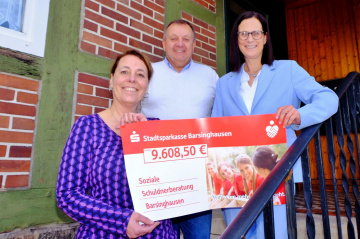 Sabine Querengässer-Taufmann (vo.li.) von der Schuldnerberatung freut sich über die Zuwendung von Martin Wildhagen und Britta A. Sander von der Stadtsparkasse Barsinghause.
Foto: Krüger